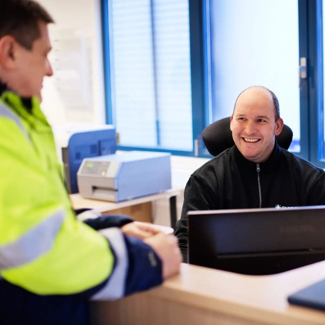 Mitarbeiter von Constellation Cold bei der Arbeit im Büro