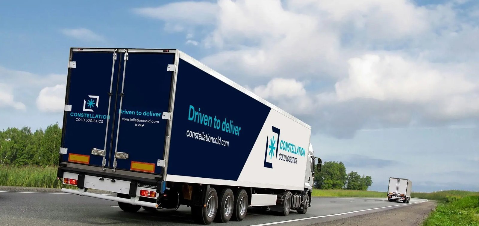 Kühl-Lkw von Constellation Cold Logistics auf der Autobahn