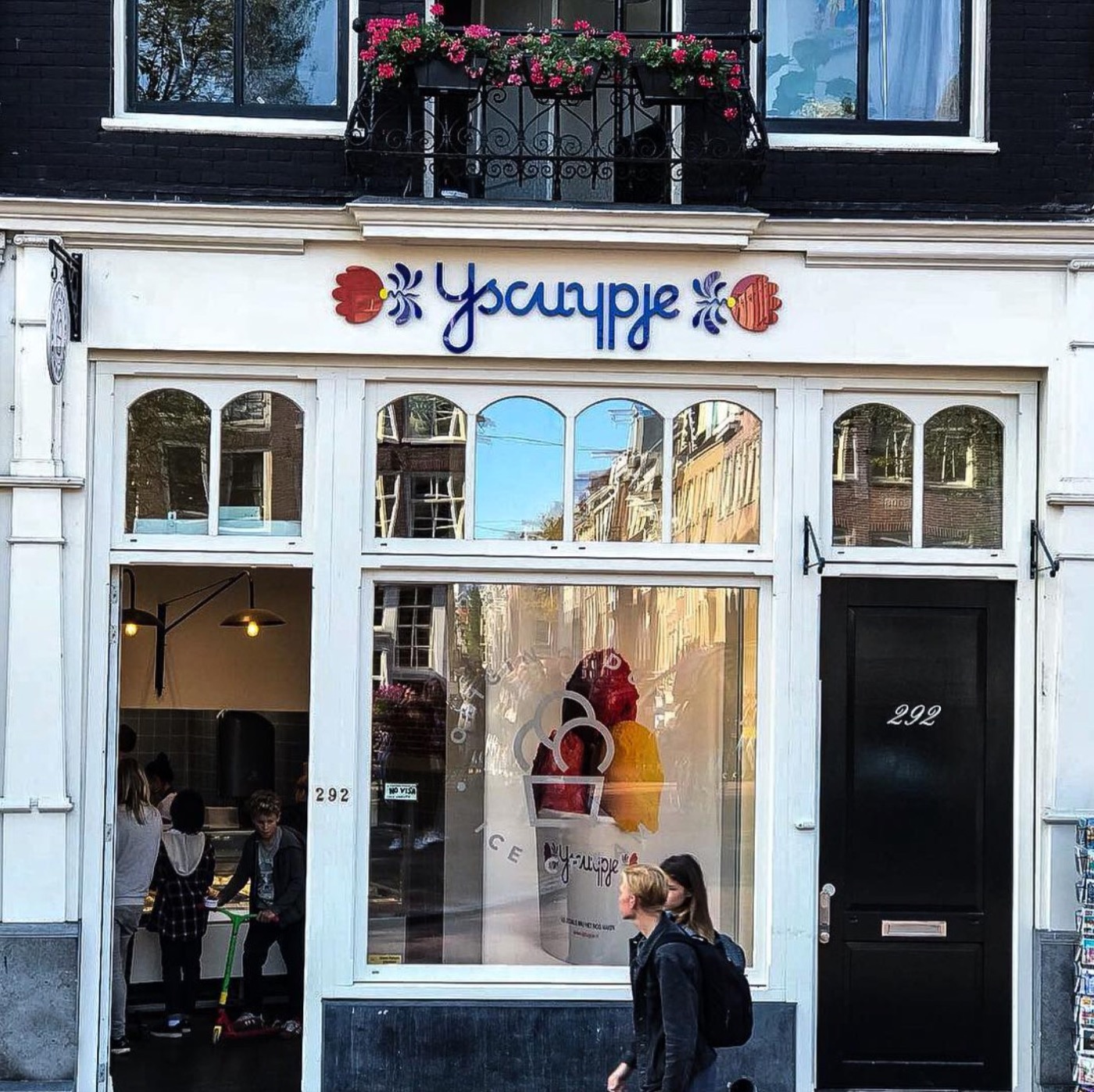IJscuypje-winkel aan de gracht