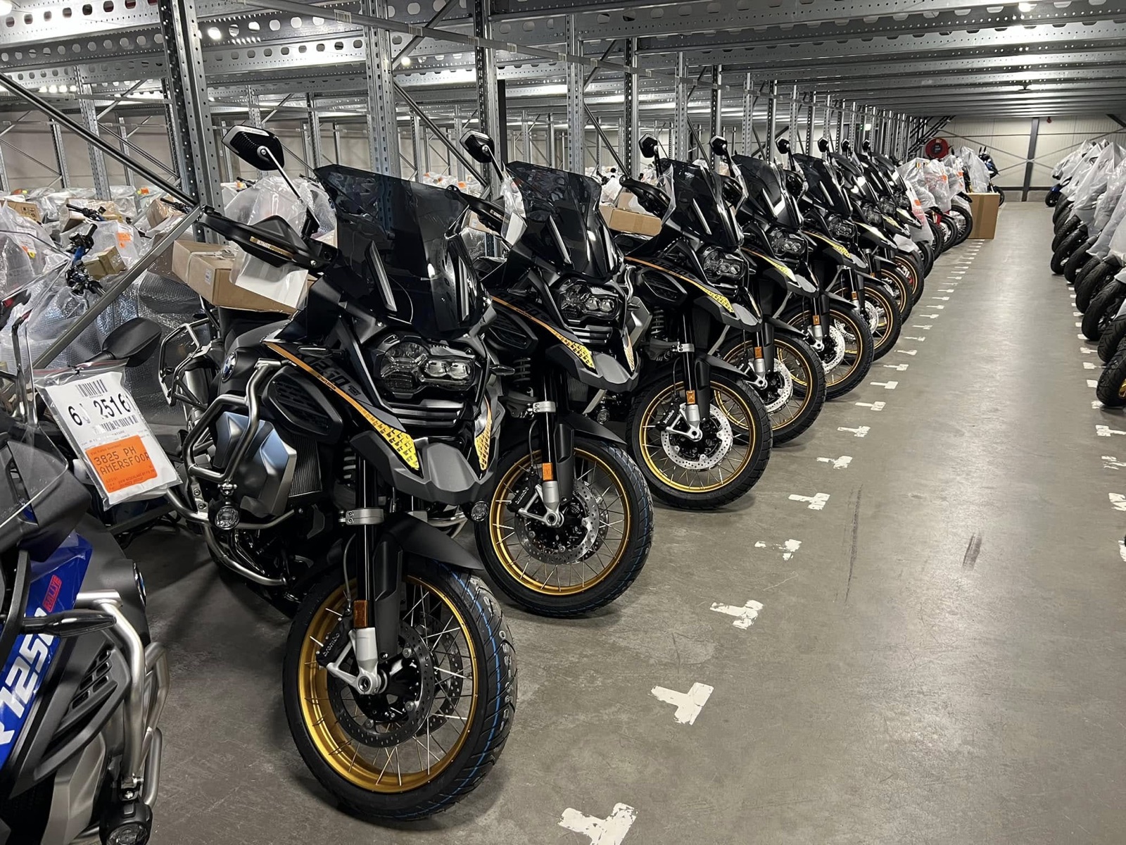 Reihe von Motorrädern, bereit zur Distribution im MolCargo-Lager